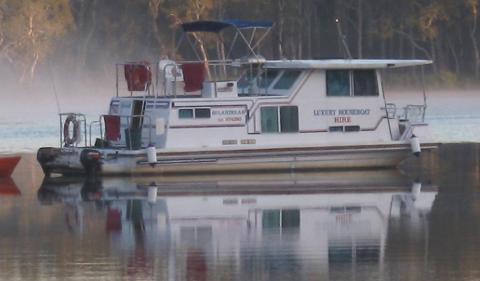 33' Houseboat up to 4 people